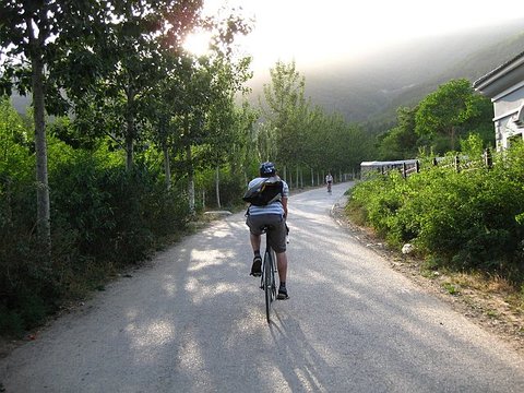Cycling up Xiang Shan