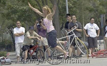 Kunstradfahren auf der Straße: Ines Brunn findet auch in China begeisterte Zuschauer.